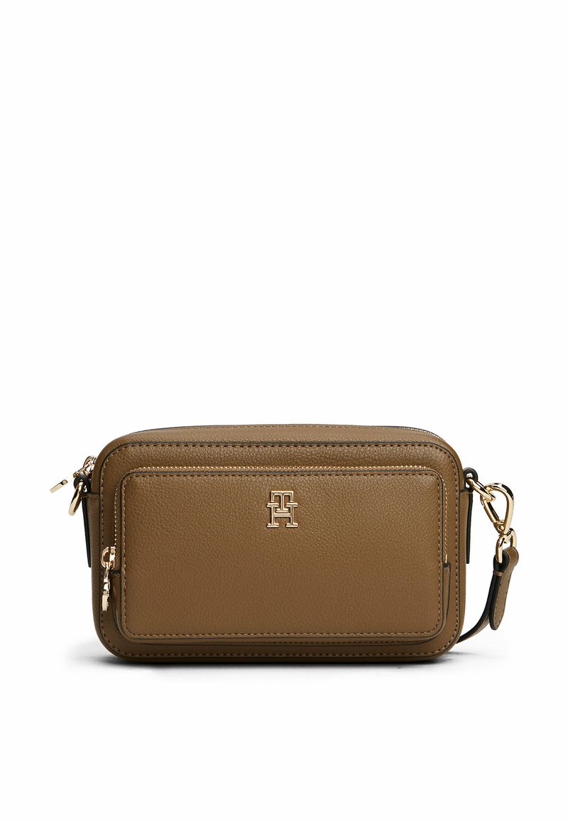 Bolso cruzado de cuero marrón con acabado texturizado, que presenta un logo dorado, bolsillos con cierre y una correa ajustable. Forma rectangular.