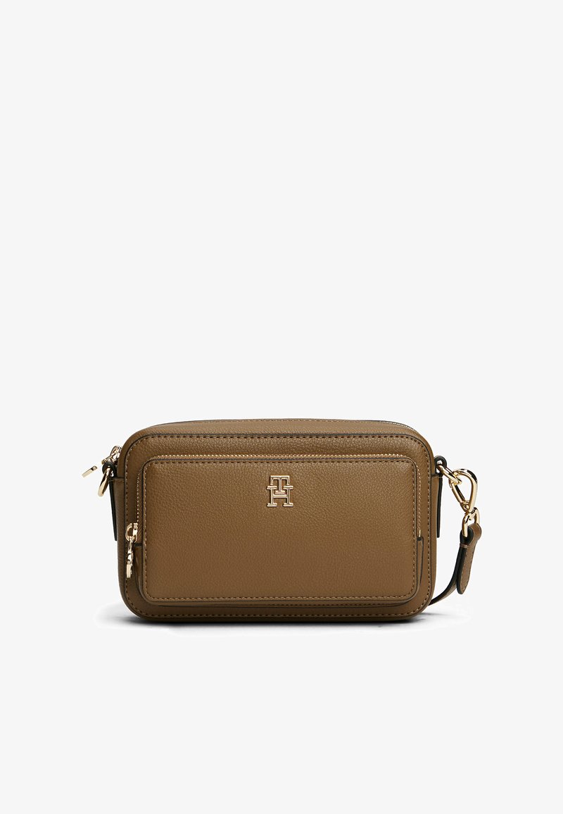 Bruine leren schoudertas met een gestructureerde afwerking, voorzien van een gouden logo, ritszakken en een verstelbare band. Rechthoekige vorm.