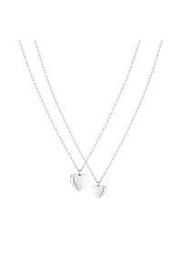 Zilveren dubbele ketting met twee hartvormige hangers, één grote en één kleine, met een glanzend, glad oppervlak.