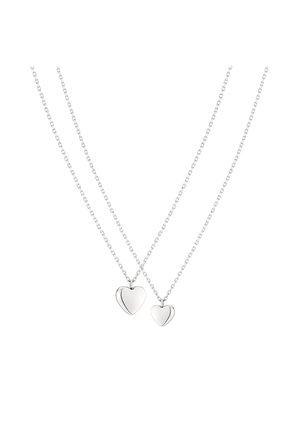 Zilveren dubbele ketting met twee hartvormige hangers, één grote en één kleine, met een glanzend, glad oppervlak.