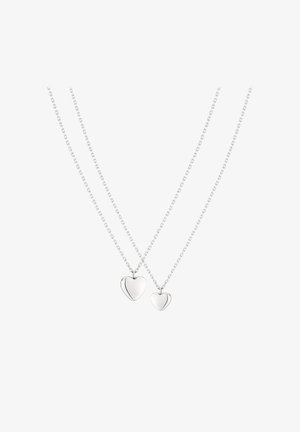 Zilveren dubbele ketting met twee hartvormige hangers, één grote en één kleine, met een glanzend, glad oppervlak.