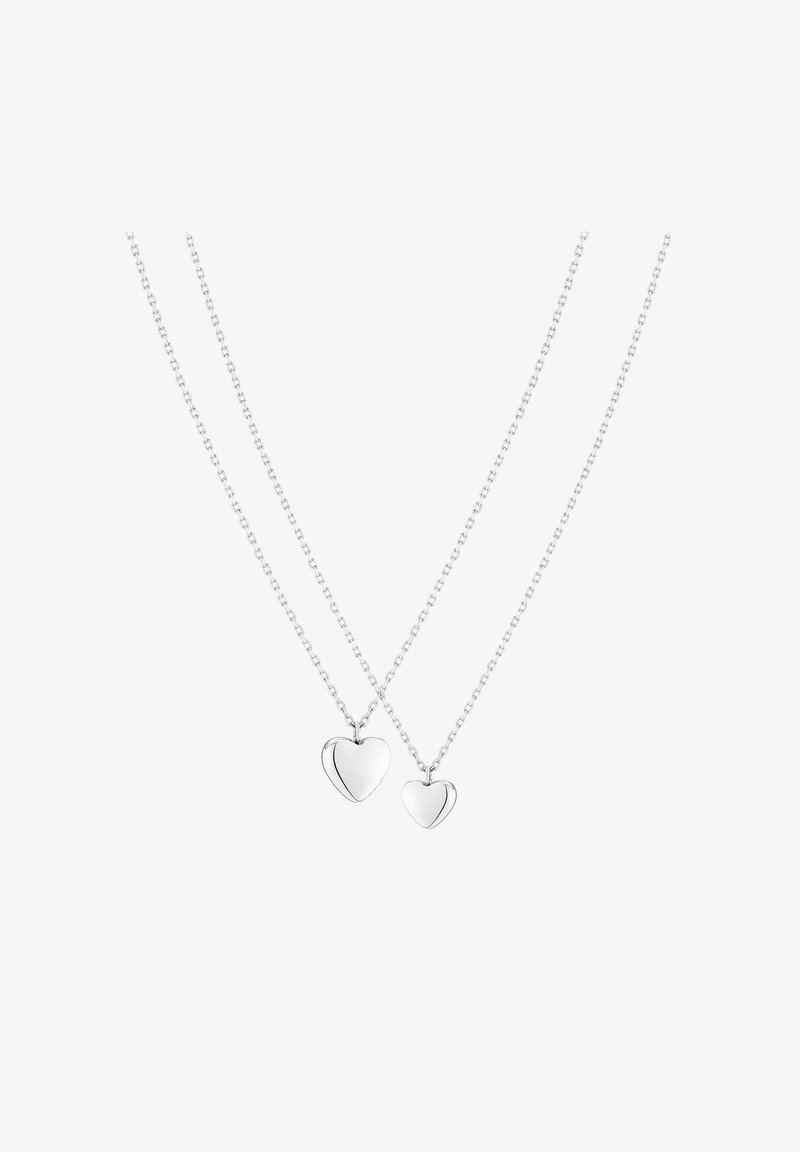 Zilveren dubbele ketting met twee hartvormige hangers, één grote en één kleine, met een glanzend, glad oppervlak.