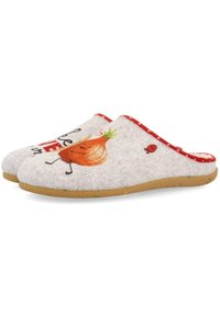 Chaussons en laine gris avec un bord à pois rouges, présentant un design de cartoon d'oignon et un petit accent de poisson rouge. Semelle en caoutchouc.