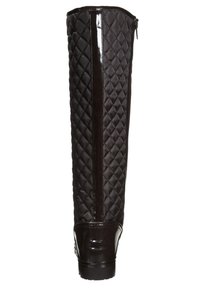 Bota negra acolchada hasta la rodilla con acabado brillante en el tacón y cierre de cremallera. Presenta un upper texturizado con patrón de diamantes.