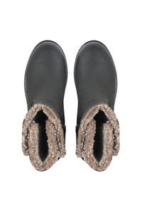 Czarne buty za kostkę z gładką powierzchnią i grubą brązową sztuczną futrzaną podszewką. Górna część jest podwinięta, odsłaniając miękką teksturę wnętrza.