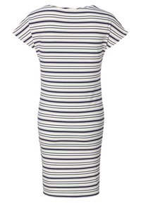 Sukienka w paski z poziomymi granatowo-białymi paskami, krótkimi rękawami typu cap, dopasowanym krojem oraz gładką, elastyczną tkaniną.