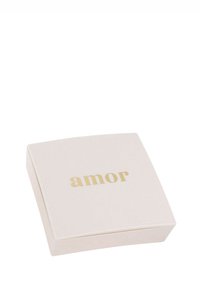 Quadratische rosa Box mit goldener "amor"-Aufschrift auf der Oberseite, mit glatter Textur und subtilen Kantenverzierungen.
