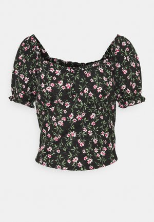 Černý crop top s nabíranými rukávy, růžovo-bílý květinový vzor a volánkový elastický výstřih i okraje rukávů.