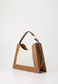 Borsa a tracolla in pelle marrone con pannello in tela beige, forma angolare, cuciture a contrasto, manico corto e tracolla regolabile. Logo del marchio visibile.