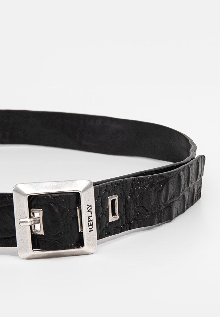 Schwarzer Leder-Gürtel mit Krokodilprägung, ausgestattet mit einer silbernen quadratischen Schnalle und eingeprägtem Logo. Verstellbarkeit durch mehrere Löcher.