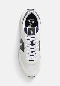 Sportowe buty w stylu sneakersów wykonane z białej skóry z granatowymi akcentami, zamszowym noskiem, białymi sznurowadłami oraz markową metką na języku.