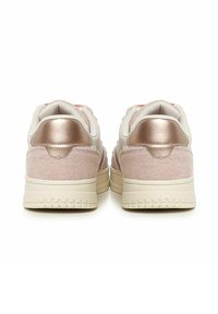 Zapatillas de deporte rosa claro con parte superior de textil, detalles de cuero y suela de goma texturizada, con acolchado en el collar y la lengua.