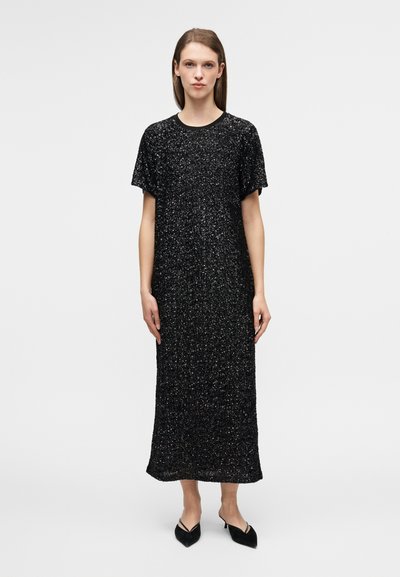 Μαύρο φόρεμα μήκους μέχρι το γόνατο με άνετη εφαρμογή, που έχει κοντά μανίκια, στρογγυλή λαιμόκοψη και υφή με λαμπερό φινίρισμα.