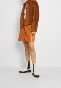 ONLY Tall Overgangsjakke - brown