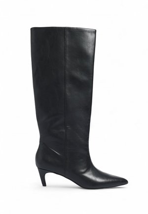 Botte en cuir noir à hauteur de genoux avec un bouts pointu, un design épuré et un talon effilé, présentant une texture lisse et des détails de coutures minimaux.