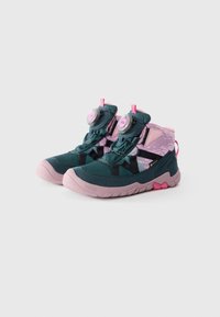 Kindersneakers met hoge schacht in groenblauw en roze, voorzien van het Boa-sluitsysteem met draaiknop en gestructureerde zolen, ontworpen voor buitensactiviteiten.