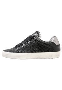 Sneaker nera con stampa pitone, superiore testurizzato, lacci neri, dettagli argentati e suola in gomma bianca. Design a profilo basso, stile casual.