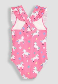 Maillot de bain une pièce rose avec des bretelles croisées, des épaules volantes et des imprimés de licornes parmi des fleurs et des coquillages. Fabriqué en tissu lisse.