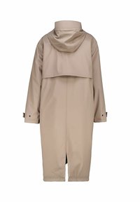 Veste imperméable beige avec un rabat dans le dos, une capuche et des manches longues. Comprend des poignets à pression et un évent dans le bas du dos pour la respirabilité.
