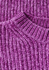 Fioletowa dzianina o teksturowanym, prążkowanym wzorze. Miękka, puszysta tekstura z okrągłym dekoltem. Kolor jest jednolity w całej tkaninie.