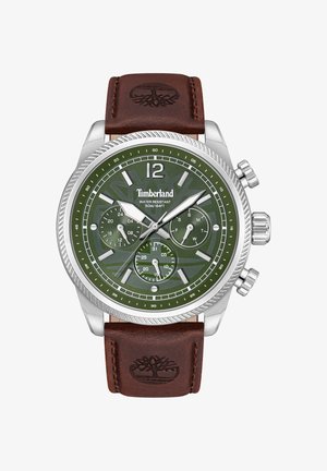 Reloj de pulsera Timberland con esfera verde, marcadores plateados, tres subesferas, caja plateada y correa de cuero marrón con relieve del logo de árbol.