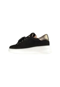 Sneaker in suede nero con suola bianca e accentuazione metallica sul tallone; presenta lacci rotondi e occhielli in tono oro. Vista laterale mostrata.