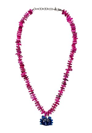 Naszyjnik z różowymi nieregularnymi koralikami i niebieską zawieszką w kształcie kraba z dużymi oczami i podniesionymi szczypcami.