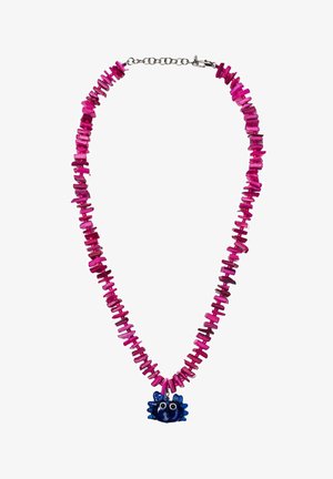 Naszyjnik z różowymi nieregularnymi koralikami i niebieską zawieszką w kształcie kraba z dużymi oczami i podniesionymi szczypcami.
