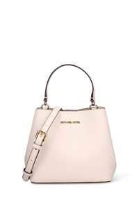 Witte emmerhandtas van leer met een korrelige structuur, voorzien van een gouden logo, dubbele handvatten en een verstelbare riem. Glad oppervlak, minimalistisch ontwerp.