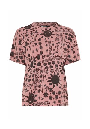 Różowy t-shirt z krótkim rękawem, ozdobiony czarnymi wzorami słońca, księżyca, gwiazdy, kwiatu i liścia ułożonymi w kompozycję przypominającą patchwork na materiale.