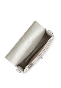 Clutch in pelle grigia chiara con una finitura texturizzata. Dotato di un design aperto con un compartimento interno con zip. Forma minimalista e elegante.