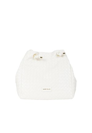 Sac à main blanc tissé avec cordon de serrage, œillets dorés et plaque logo ""Marc Ellis"" sur le devant.