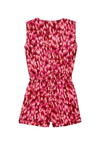 Brezrokavni kombinezon v rdeči in roza abstraktni vzorec, ki ima zategnjen pas in zvite robove na kratkih hlačah. Narejen iz lahkotnega, teksturiranega blaga.