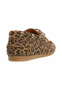 Braune Wildlederbootsschuhe mit einem Leopardenmuster, ausgestattet mit silbernen Ösen und einer Gummisohle. Niedrigschnitt-Design mit Schnürverschluss.