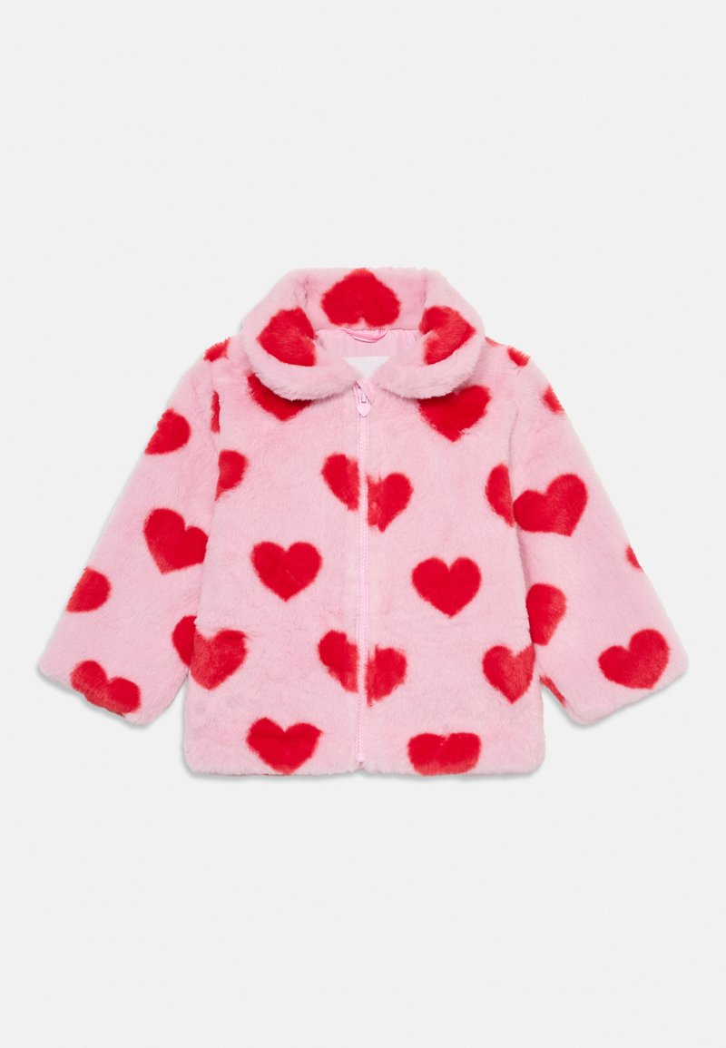 Faux fur zip-up jas in het roze met rode hartpatronen. Beschikt over een ronde kraag en lange mouwen. Zachte textuur.