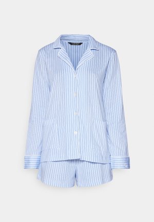Blå og hvit stripete pysjamassett med krage, knappelukking og lommer, samt matchende shorts laget av mykt stoff.