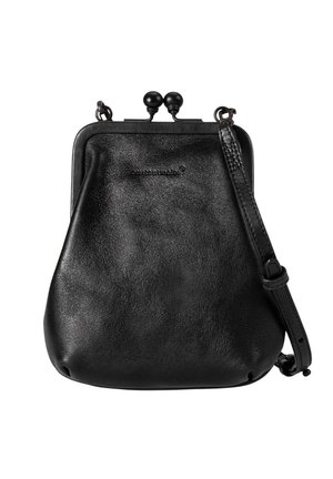 Czarna skórzana torba na ramię z zaokrąglonym spodem, metalowym zapięciem typu kiss-lock oraz regulowanym paskiem na białym tle.