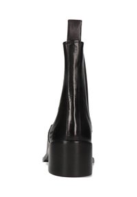 Botín negro de cuero con un acabado suave, forma afinada, paneles laterales elásticos y un tacón robusto. Acentos de costura sutil.