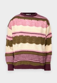 Stickad tröja med horisontella ränder i rosa, kräm och olivgrön, med strukturerade mönster och ribbad mörkröd fåll och ärmar.