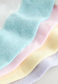 Textiel in pastelkleuren: lichtblauw, roze, geel en lavendel. Geweven textuur met een subtiel gemêleerd patroon, gestapeld in golven.