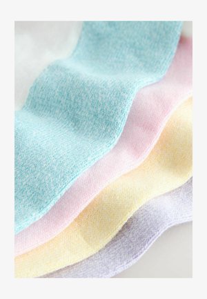 Textiles dans des couleurs pastel : bleu clair, rose, jaune et lavande. Texture tissée avec un motif chiné subtil, empilés en vagues.