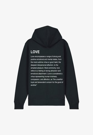 Felpa nera con cappuccio, con ampie lettere bianche sulla schiena che recitano "AMORE" e una definizione dettagliata dell'amore sottostante.