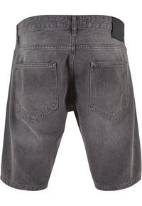 Pantalones cortos de mezclilla grises con corte recto, que cuentan con dos bolsillos traseros y una cinturilla cosida. Textura suave y de longitud media.