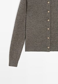 Cardigan in lana grigia con maniche lunghe, dotato di chiusura con bottoni e sette bottoni di colore chiaro. Texture morbida e design semplice e pulito.