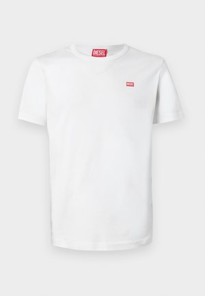 Biele bavlnené tričko s výstrihom do V, krátkymi rukávmi a malým červeným logom Diesel na hrudi. Hladká textúra, jednoduchý dizajn.