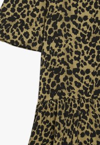 Leopardi-kuosiset mekko, jossa on musta ja khaki värimaailma, lyhyet hihat ja röyhelöhelma, valmistettu pehmeästä kankaasta.