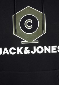 Felpa nera con cappuccio caratterizzata da un grande grafiche esagonale verde con una "C" bianca e il testo "JACK&JONES" in lettere bianche grassetto sottostante.