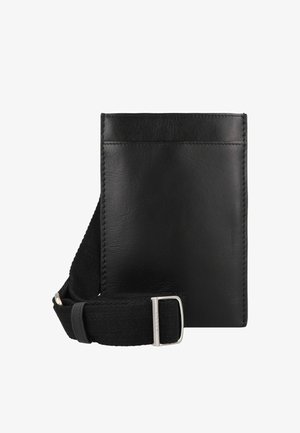 Portefeuille en cuir noir avec une texture lisse, featuring une sangle en tissu et une boucle en argent. Design simpliste sans logos visibles.