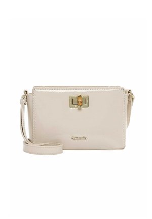 Licht beige rechthoekige crossbodytas met een goudkleurige sluiting en verstelbare riem op een witte achtergrond.