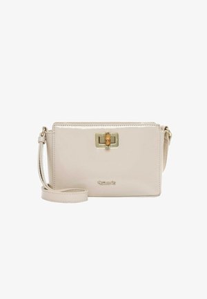 Licht beige rechthoekige crossbodytas met een goudkleurige sluiting en verstelbare riem op een witte achtergrond.